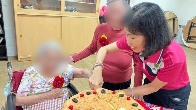 屏东县老人人口比已高于全台平均，加上物价上涨，屏东县政府调升老人公费安置养护费补助每月增加2000元。（屏东县政府提供／罗琦文屏东传真）