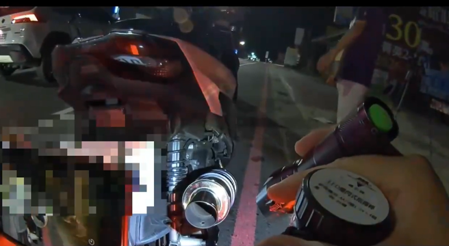 警方到場取締。（圖 / 劉詠韻翻攝）