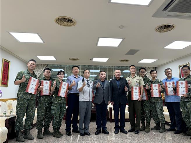桃园市议长邱奕胜为影响部队日常勤务，16日在议会慰劳驻守桃园的9部队并亲颁加菜金。(蔡依珍摄)