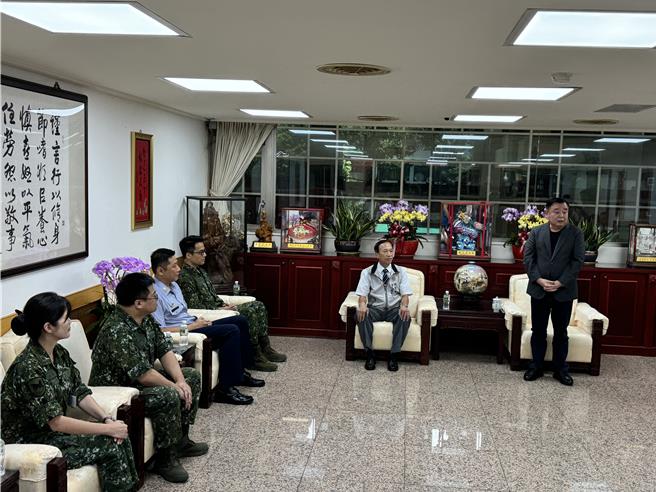 桃园市议长邱奕胜为影响部队日常勤务，16日在议会慰劳驻守桃园的9部队并亲颁加菜金。(蔡依珍摄)