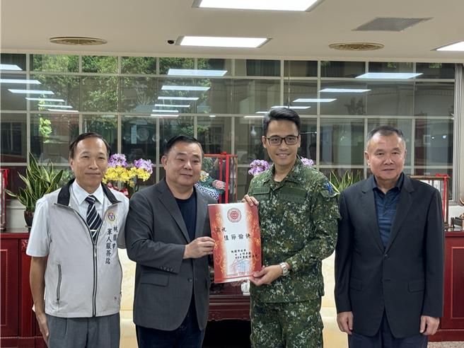 桃园市议长邱奕胜为影响部队日常勤务，16日在议会慰劳驻守桃园的9部队并亲颁加菜金。(蔡依珍摄)