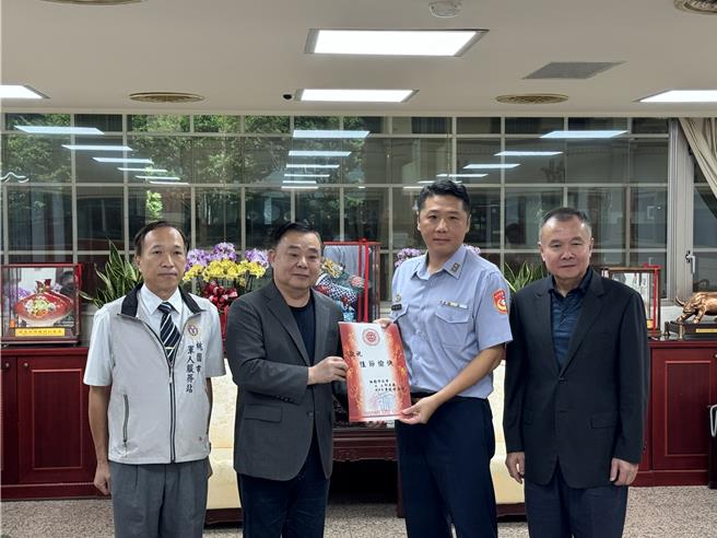 桃园市议长邱奕胜为影响部队日常勤务，16日在议会慰劳驻守桃园的9部队并亲颁加菜金。(蔡依珍摄)