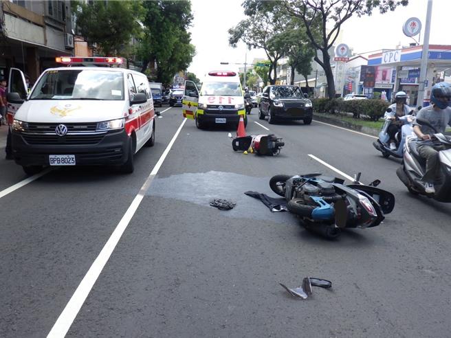 雙方機車毀損。（民眾提供／李京昇台中傳真）