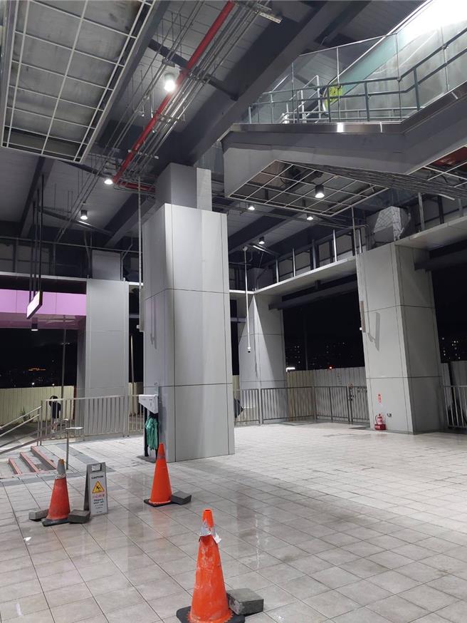 2022年7月啟用的機場捷運A5泰山站，電梯與手扶梯常故障屢次引發民怨，14日新北下大雨，北側4號出口站內也跟著漏水，讓民眾質疑施工品質不佳。（陳慰慈攝）