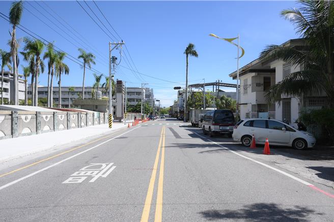 位在花蓮市的國風國中校園周邊路幅窄，校門口前街道每逢上下學尖峰時段總被人車擠得水泄不通，不過沿線人行道僅單側設置，恐危及學生通行安全。（花蓮市公所提供／羅亦晽花蓮傳真）