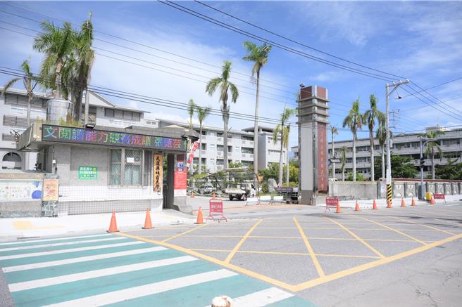 花蓮市公所爭取中央2300元經費，改善國風國中周邊人行道問題，打除既有單側人行道並新設雙側人行步道，工程6月中旬開工，目前施工進度超前已達3成，並完成校門口前區域混凝土鋪面工作。（花蓮市公所提供／羅亦晽花蓮傳真）