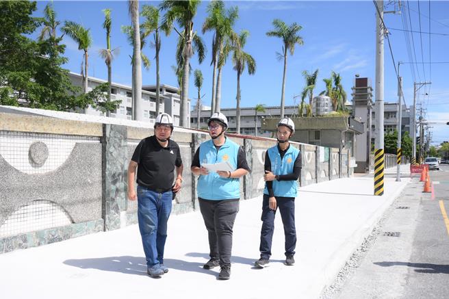 花蓮市公所爭取中央2300元經費，改善國風國中周邊人行道問題，市長魏嘉彥（中）今天會同國風國中校長劉文彥（左）到現場視察工程進度。（花蓮市公所提供／羅亦晽花蓮傳真）