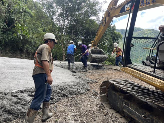 桃園市復興區雪霧鬧部落唯一聯外道路15日坍方中斷，復興區公所緊急搶通廢棄20年的舊路作為替代道路，目前該處交通白天開放通行，夜間封閉。（復興區公所提供／呂筱蟬桃園傳真）