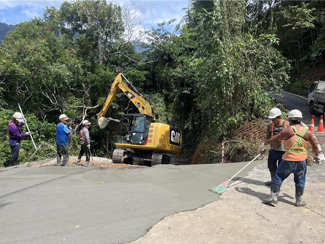 桃園市復興區雪霧鬧部落唯一聯外道路15日坍方中斷，復興區公所緊急搶通廢棄20年的舊路作為替代道路，目前該處交通白天開放通行，夜間封閉。（復興區公所提供／呂筱蟬桃園傳真）