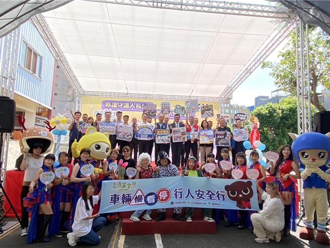 交安月活動大合照。（監理站提供／李京昇台中傳真）