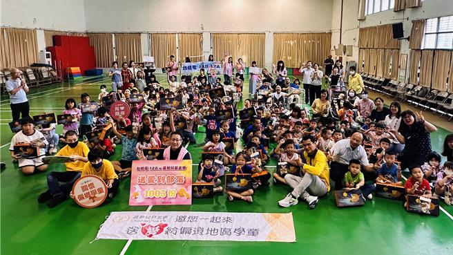 台积电F12A在中秋节前号召同仁认捐1003份喜憨儿月饼，从产地出发直送富兴国小、锦山国小、横山国小三所部落小学，与喜憨儿一同完成暖心的送爱任务。（台积电F12A提供／罗浚滨新竹传真）