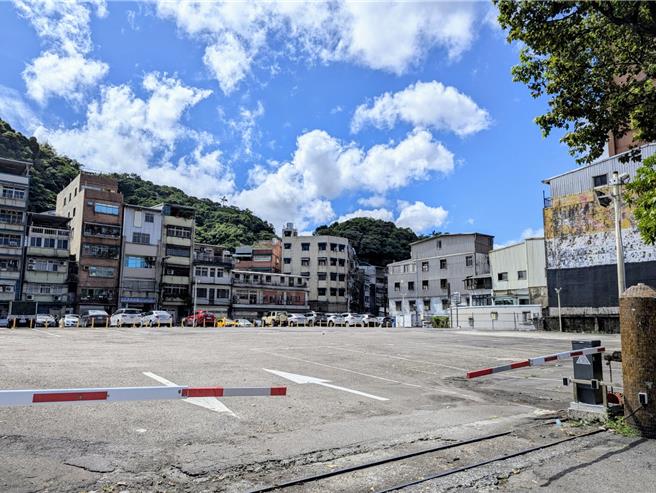 基隆市新市政大樓的預定地土地面積1327坪，目前一部分設置為停車場，基市府有意透過都更合建方式開發。（張志康攝）