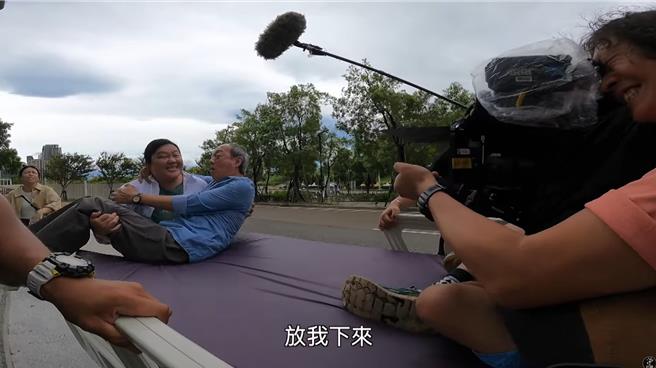 蔡嘉茵公主抱金士傑的畫面，在花絮曝光拍攝過程。（翻攝公視戲劇YouTube頻道）