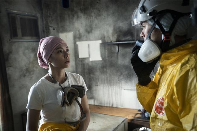 《人生清理員》最新劇情挑戰火災案件，鳳小岳與宋芸樺被逼真場景震懾。（果陀娛樂提供）