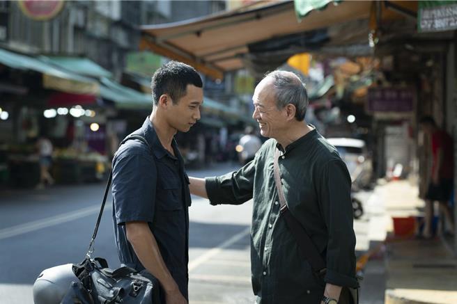 《人生清理員》中的黃冠智遭遇困境，幸得金士傑溫情幫助。（果陀娛樂提供）