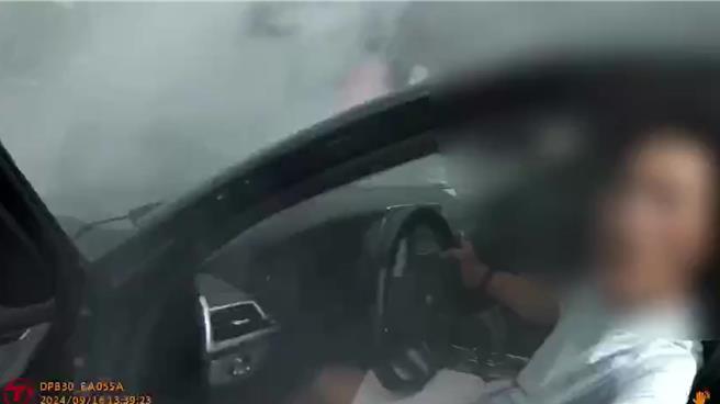 員警強行將駕駛拖下車壓制。（警方提供）