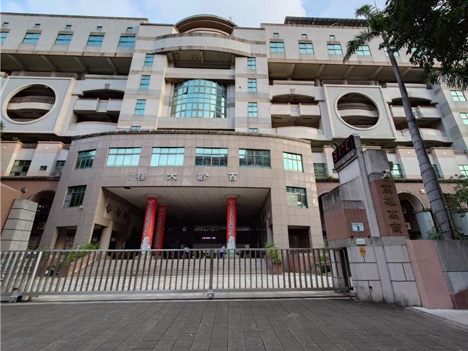 高雄市高雄高商遭師生爆料漠視英文課程，遭校方強勢刪減課程，讓全國教育產業總工會理事長林碩杰批是罔顧受教權。高雄市教育局表示，已採取必要措施確保雄商教育品質。（任義宇攝）