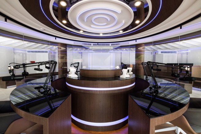 「圆桌影音播客直播间」设计可以同时6人在线影音直播。(照片/世新大学提供)