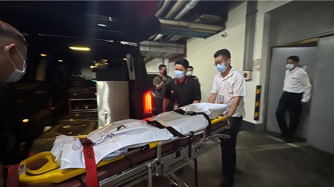 台中市北屯區15日晚間傳出1歲嬰兒疑似吞入硬幣、玩具窒息，送醫仍不治。檢方16日下午相驗男嬰遺體，男嬰王姓母親全程不發一語。（潘虹恩攝）