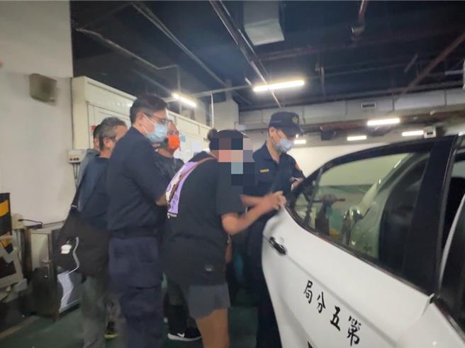 台中市北屯區15日晚間傳出1歲嬰兒疑似吞入硬幣、玩具窒息，送醫仍不治。檢方16日下午相驗男嬰遺體，沈姓褓母在太平間應訊約3小時，檢方命3萬元交保。（潘虹恩攝）