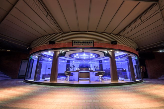 世新大学新建专业空间「圆桌影音播客直播间」，夜间可切换光源色彩。(照片/世新大学提供)