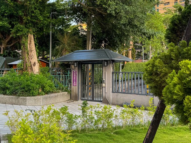 世新大学侧门导入通用设计精神改造，完善无障碍校园环境。(照片/世新大学提供)