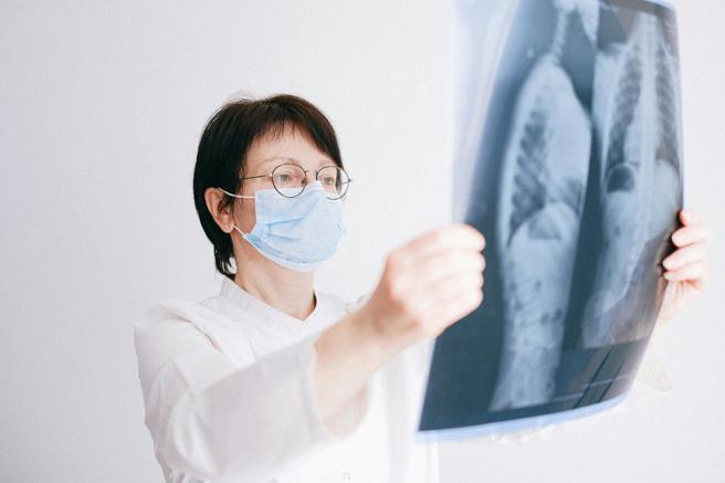 吸菸者不僅影響自身健康，也會透過二手菸影響他人體內的藥物代謝(圖片來源: PEXELS)