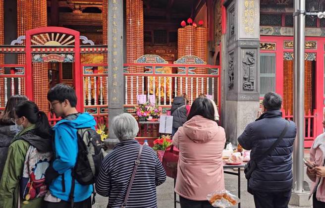 明天是中秋節，廖大乙建議可至廟宇佈施轉運。（記者游定剛拍攝）