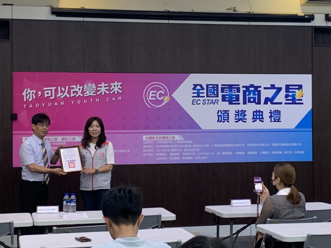 頒發青年局感謝狀。(照片/健行科技大學提供)