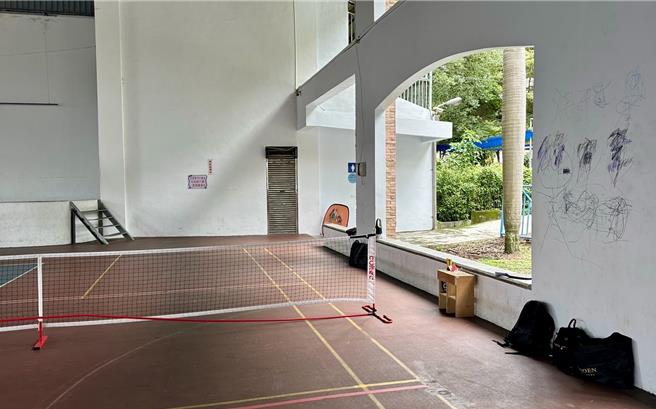 埔里鎮綜合球場剛整修啟用4個多月，疑有人騎機車闖入，刮傷球場鋪面，雪白牆壁也被塗鴉。（民眾提供／楊靜茹南投傳真）