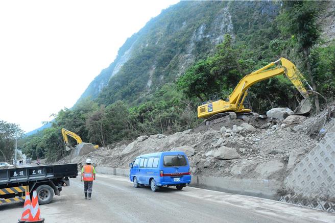台9线苏花公路自0403花莲强震过后，边坡持续不稳定，崇德段164.5公里8日更因强降雨出现大规模土石流，造成铁公路一度中断，由于花莲今天傍晚受东风带来水气影响下起大雨，公路局为确保用路人行车安全，今晚不排除预警性封闭崇德至和平路段。（本报资料照片）