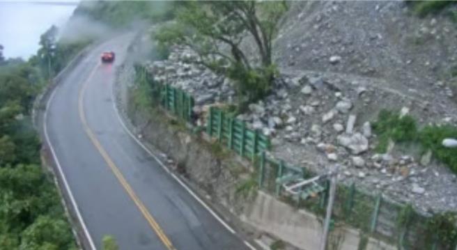 台9线苏花公路自0403花莲强震过后，边坡持续不稳定，由于花莲今天傍晚受东风带来水气影响下起大雨，公路局为确保用路人行车安全，今晚不排除预警性封闭崇德至和平路段。（翻摄自公路局即时路况影像／罗亦晽花莲传真）
