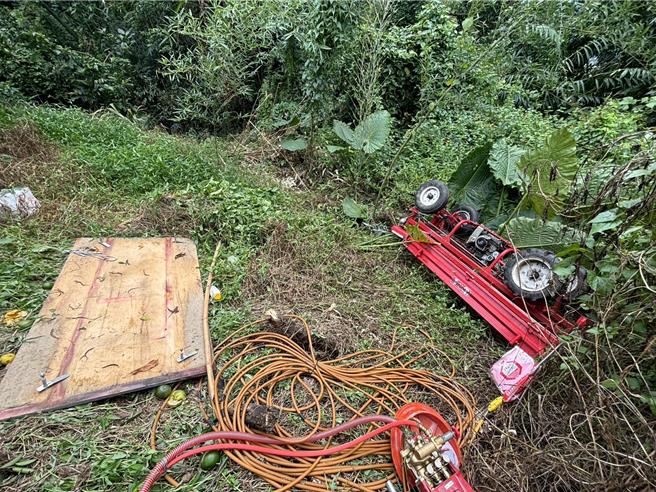 蔡姓男子今（16日）一早駕農用搬運機要到自家果園工作，結果不慎連人帶車翻落邊坡，最後傷重不治。（警方提供／呂妍庭嘉義傳真）