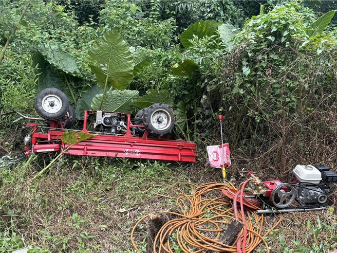 蔡姓男子今（16日）一早駕農用搬運機要到自家果園工作，結果不慎連人帶車翻落邊坡，最後傷重不治。（警方提供／呂妍庭嘉義傳真）