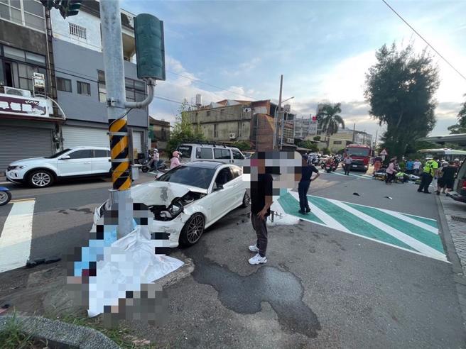 新竹市延平路2段虎林國中前，16日下午4時25分發生嚴重車禍，1名7旬婦人遭撞OHCA。（民眾提供／陳育賢新竹傳真）