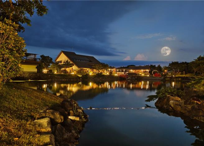 綠舞國際觀光飯店9月30日前推出「月下共舞」一泊三食住房專案，每房贈金沙乳酪蛋糕中秋禮讚、套房及Villa贈免費加人入住。（綠舞國際觀光飯店提供）