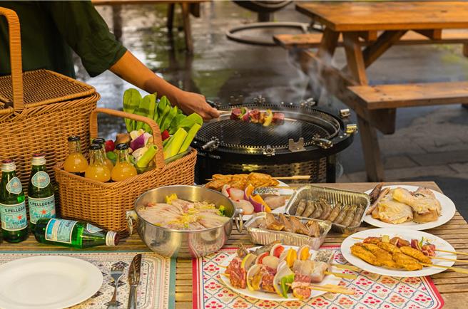 綠舞飯店「月下共舞」住房專案依房型人數享蝶舞西式自助餐或日光璽舞壽喜燒二選一，四人入住另可選擇戶外烤肉盛宴享受中秋BBQ的樂趣。（綠舞國際觀光飯店提供）