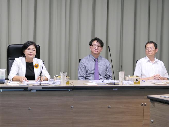 云林县政府针对绿能开发问题16日举行座谈会，由云林县长张丽善（左）、经济部能源署副署长吴志伟（右）等人主持，后续将成立1个平台持续解决问题，由中央协助地方把绿电兴建起来。（张朝欣摄）