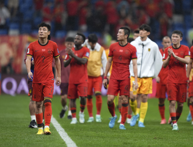 对阵日本和沙特惨遭两连败，中国足球队在国际足联最新排名可能下跌到90名之外，创下8年半来中国足球队最差纪录。（图／新华社）