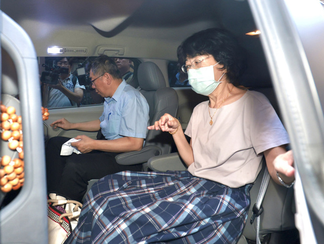 柯文哲(左)羁押中，其妻陈佩琪(右)近日曾针对《菱传媒》报导检廉查保险箱一事对外回应。（示意图／资料照／郭吉铨摄）