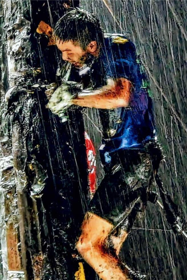 恒春抢孤摄影比赛银奖，题名「竖孤棚竞赛」。（恒春镇公所提供／罗琦文屏东传真）