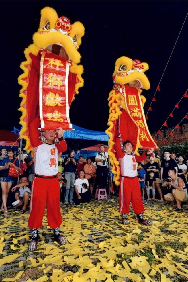 恒春抢孤摄影比赛铜奖，题名「祥狮献瑞」。（恒春镇公所提供／罗琦文屏东传真）