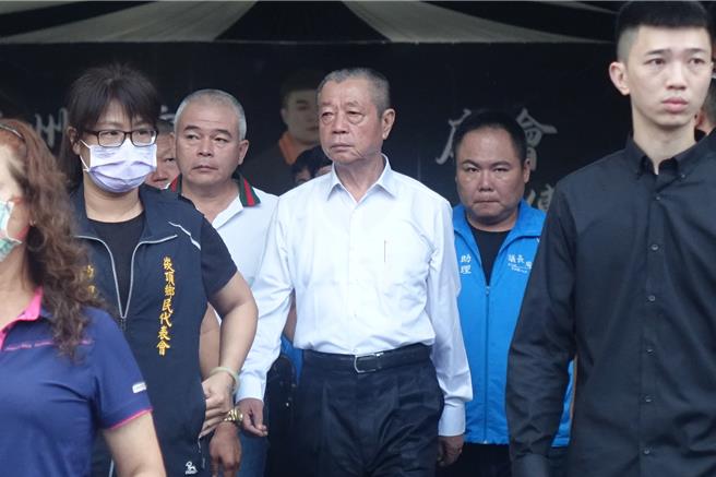 长期有心血管疾病的屏东县议长周典论（中着白衬衫者），4日出席屏东角头「鸭头」告别式后，5日紧急开刀先装2根心臟支架。（资料画面／罗琦文摄）