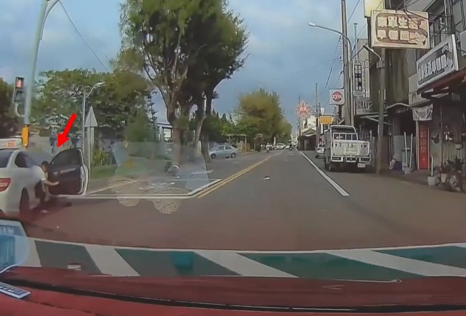 白色宾士车沿路逆向，最终酿成大祸，女副驾驶竟在送医后逃逸，警方追查原来是通缉犯，晚间已经逮回。（翻摄新竹爆料公社）