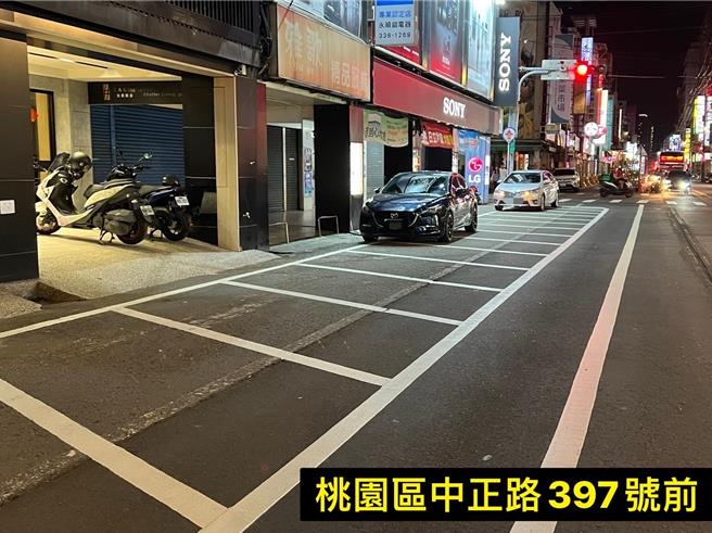 桃园市议员黄琼慧在脸书发文指控，捷运工程局把槽化线画成停车格，害驾驶误停。(黄琼慧提供／蔡依珍桃园传真)