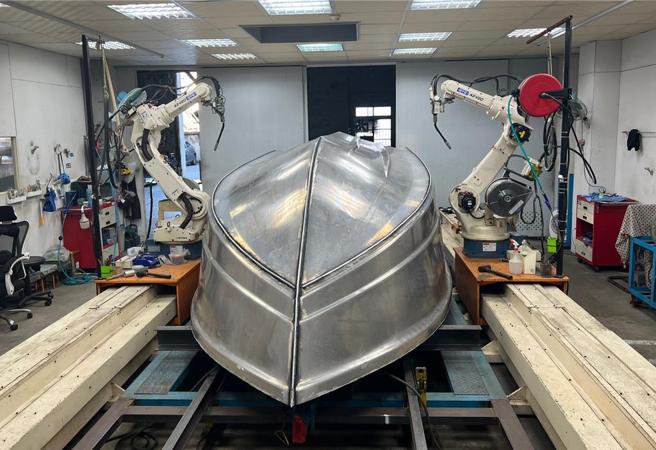 科建铝船拥有精密板金冲压设备和先进自动化焊接技术。图／雷虎科技提供