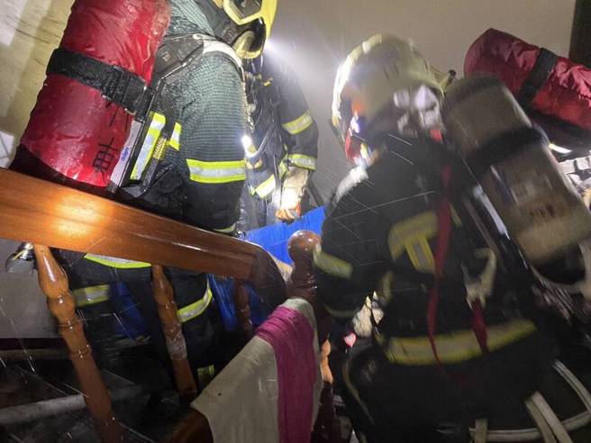 芎林一棟透天厝晚間發生火警，6旬老翁被發現在樓梯口，無呼吸脈搏，緊急送往醫院仍回天乏術。（新竹縣消防局提供）