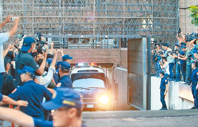 台北地检署侦办京华城弊案，遭在野党质疑「绿检媒」一体。图为民眾党主席柯文哲被收押后，囚车驶出北检，吸引大批媒体拍摄。（本报资料照片）