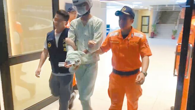 大陆31岁男子王旭坤（中）14日驾橡皮艇闯入新北市林口区后坑溪海岸，15日凌晨被收押禁见。（海巡署提供／张铠乙新北传真）