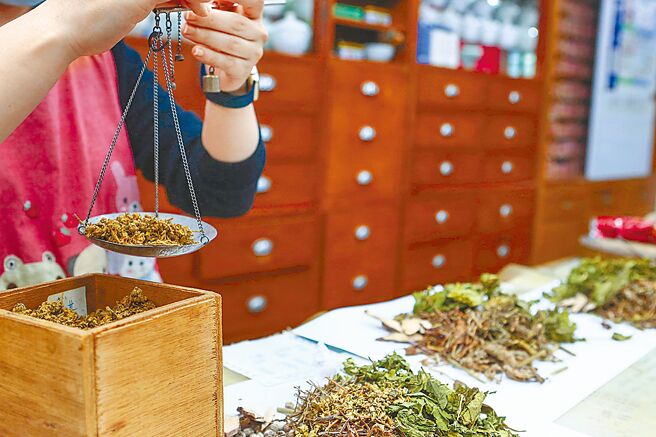 卫福部26日将邀集中药相关团体，研议「中药或生药相关科系毕业生担任中药商负责人可行性」，盼藉此留住文化。（本报资料照片）